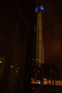 Het Strijkijzer, een gebouw in Den Haag bij avond